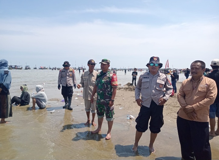Aparat Kepolisian Polres Demak dan anggota TNI sedang berjaga di lokasi tradisi Syawalan Demak, Senin (7/4).