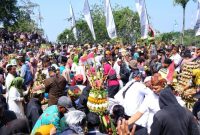Masyarakat Kecamatan Dawe, Kabupaten Kudus antusias menyambut tradisi kirab gunungan lepet, ketupat, dan hasil bumi, Senin (7/4/2025).