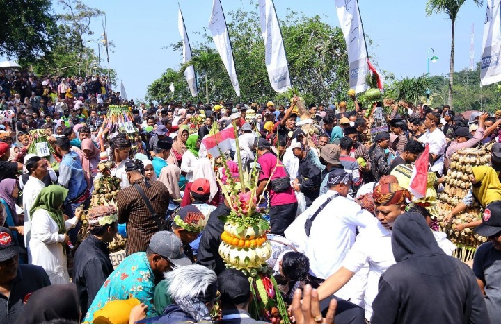 Masyarakat Kecamatan Dawe, Kabupaten Kudus antusias menyambut tradisi kirab gunungan lepet, ketupat, dan hasil bumi, Senin (7/4/2025).