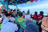 Suasana sakral dan meriah mewarnai pelaksanaan tradisi Syawalan di wilayah pesisir Kecamatan Bonang, Kabupaten Demak, Senin (7/4/2025).