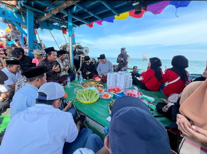 Suasana sakral dan meriah mewarnai pelaksanaan tradisi Syawalan di wilayah pesisir Kecamatan Bonang, Kabupaten Demak, Senin (7/4/2025).