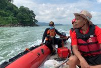 Tim SAR gabungan melakukan penyisiran mencari korban di sekitar Laut Mandalika, Jepara dengan menggunakan perahu karet, Senin (7/4).