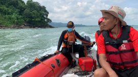 Tim SAR gabungan melakukan penyisiran mencari korban di sekitar Laut Mandalika, Jepara dengan menggunakan perahu karet, Senin (7/4).