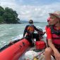 Tim SAR gabungan melakukan penyisiran mencari korban di sekitar Laut Mandalika, Jepara dengan menggunakan perahu karet, Senin (7/4).