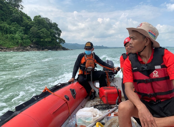 Tim SAR gabungan melakukan penyisiran mencari korban di sekitar Laut Mandalika, Jepara dengan menggunakan perahu karet, Senin (7/4).