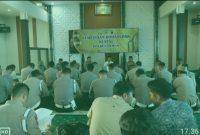 Anggota Polres Demak sedang mengikuti pengajian dan do'a bersama di Masjid Uswatun Hasanah Mapolres Demak, Kamis (10/4/2025) pagi.