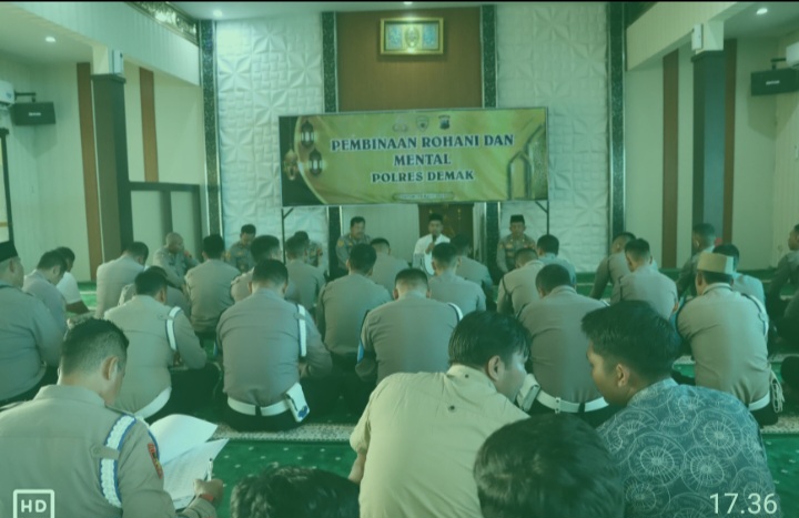Anggota Polres Demak sedang mengikuti pengajian dan do'a bersama di Masjid Uswatun Hasanah Mapolres Demak, Kamis (10/4/2025) pagi.