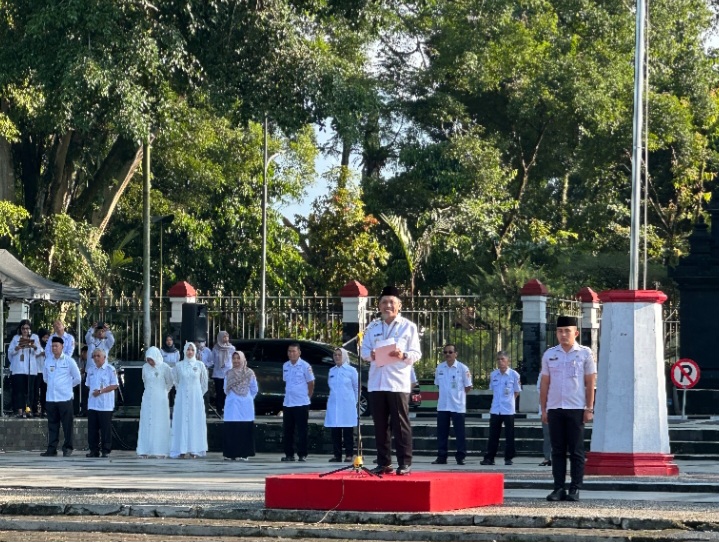 Bupati Wonosobo, Afif Nurhidayat, saat memimpin apel bersama dan halal bihalal seluruh Organisasi Perangkat Daerah (OPD), BUMN, BUMD, serta masyarakat, di Alun-alun Wonosobo, Rabu, (9/4/2025).