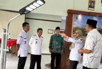 Bupati Demak Eisti’anah (tengah), usai penandatanganan naskah perjanjian hibah daerah bantuan 2.500 lampu PJUTS, yang berlangsung di Kecamatan Karanganyar, Rabu (9/4/2025).