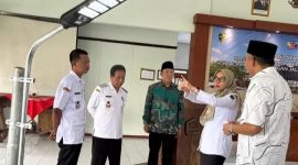 Bupati Demak Eisti’anah (tengah), usai penandatanganan naskah perjanjian hibah daerah bantuan 2.500 lampu PJUTS, yang berlangsung di Kecamatan Karanganyar, Rabu (9/4/2025).