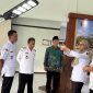 Bupati Demak Eisti’anah (tengah), usai penandatanganan naskah perjanjian hibah daerah bantuan 2.500 lampu PJUTS, yang berlangsung di Kecamatan Karanganyar, Rabu (9/4/2025).
