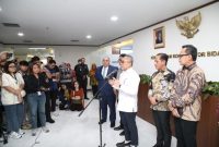 Wamendagri, Bima Arya Sugiarto, saat diwawancarai awak media di Ruang Rapat Utama Kantor Kementerian Koordinator (Kemenko) Bidang Pangan Lantai 3, Graha Mandiri, Jakarta, Jumat (11/4/2025).