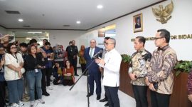 Wamendagri, Bima Arya Sugiarto, saat diwawancarai awak media di Ruang Rapat Utama Kantor Kementerian Koordinator (Kemenko) Bidang Pangan Lantai 3, Graha Mandiri, Jakarta, Jumat (11/4/2025).