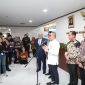 Wamendagri, Bima Arya Sugiarto, saat diwawancarai awak media di Ruang Rapat Utama Kantor Kementerian Koordinator (Kemenko) Bidang Pangan Lantai 3, Graha Mandiri, Jakarta, Jumat (11/4/2025).