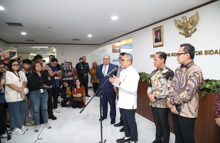 Wamendagri, Bima Arya Sugiarto, saat diwawancarai awak media di Ruang Rapat Utama Kantor Kementerian Koordinator (Kemenko) Bidang Pangan Lantai 3, Graha Mandiri, Jakarta, Jumat (11/4/2025).