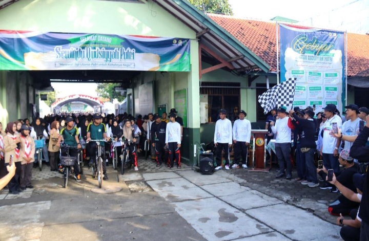 Bupati Kudus, Sam'ani melepas peserta sepeda santai bertajuk Sewindu Qudsiyyah Putri, di Ponpes Qudsiyyah Putri Singocandi, Minggu (13/4/2025).