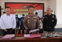 Wakapolres Demak, Kompol Satya Adi Nugroho (tengah) saat gelar perkara di Pendopo Parama Satwika Polres Demak, Senin (14/4/2025) siang.