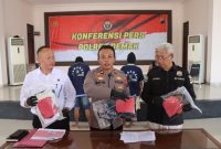 Wakapolres Demak, Kompol Satya Adi Nugroho (tengah), saat gelar perkara kasus pencabulan anak dibawah umur yang berlangsung di Pendopo Parama Satwika Polres Demak, Selasa (15/4/2025) siang.
