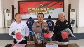 Wakapolres Demak, Kompol Satya Adi Nugroho (tengah), saat gelar perkara kasus pencabulan anak dibawah umur yang berlangsung di Pendopo Parama Satwika Polres Demak, Selasa (15/4/2025) siang.
