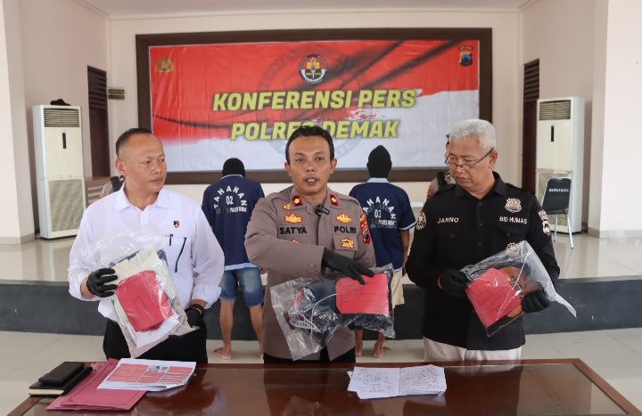 Wakapolres Demak, Kompol Satya Adi Nugroho (tengah), saat gelar perkara kasus pencabulan anak dibawah umur yang berlangsung di Pendopo Parama Satwika Polres Demak, Selasa (15/4/2025) siang.