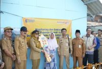 Bupati Demak, Eisti’anah didampingi Setda Demak dan Plt Kadinperkim, menyerahkan bantuan rumah apung dan rumah amfibi kepada warga desa terdampak rob di Desa Timbulsloko dan Desa Surodadi Kecamatan Sayung, Senin (14/04/25).