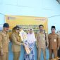 Bupati Demak, Eisti’anah didampingi Setda Demak dan Plt Kadinperkim, menyerahkan bantuan rumah apung dan rumah amfibi kepada warga desa terdampak rob di Desa Timbulsloko dan Desa Surodadi Kecamatan Sayung, Senin (14/04/25).