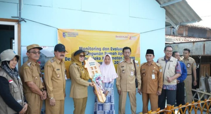 Bupati Demak, Eisti’anah didampingi Setda Demak dan Plt Kadinperkim, menyerahkan bantuan rumah apung dan rumah amfibi kepada warga desa terdampak rob di Desa Timbulsloko dan Desa Surodadi Kecamatan Sayung, Senin (14/04/25).