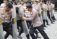 Para personil Polres Demak mengikuti latihan Pengendalian Massa (Dalmas) di Halaman Mapolres Demak, Kamis (17/4/2025).