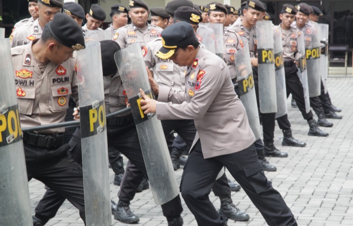 Para personil Polres Demak mengikuti latihan Pengendalian Massa (Dalmas) di Halaman Mapolres Demak, Kamis (17/4/2025).