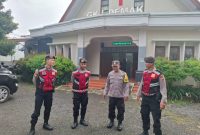 Anggota Polres Demak sedang melakukan pengamanan perayaan Paskah di salah satu gereja, Jum'at (18/4/2025).