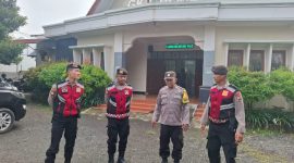 Anggota Polres Demak sedang melakukan pengamanan perayaan Paskah di salah satu gereja, Jum'at (18/4/2025).