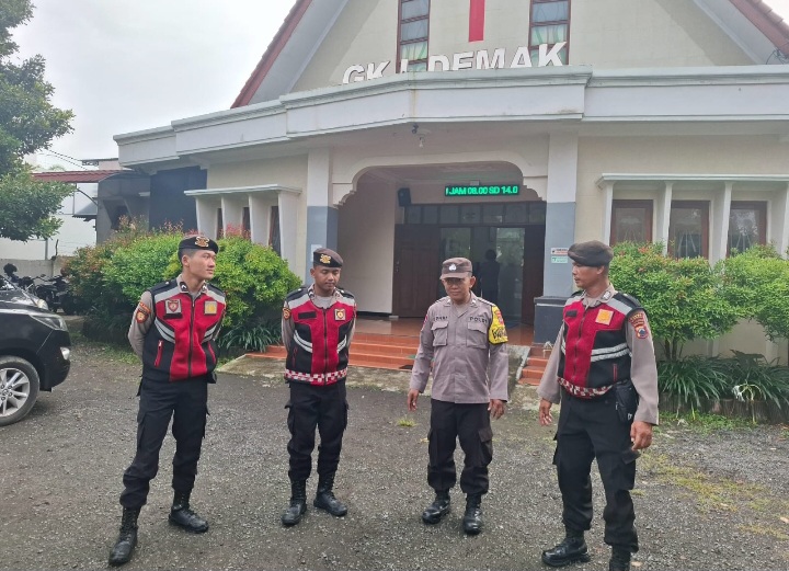 Anggota Polres Demak sedang melakukan pengamanan perayaan Paskah di salah satu gereja, Jum'at (18/4/2025).
