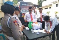 Sipropam Polres Demak menggelar pemeriksaan urin bagi anggota di Polres Demak, Senin (21/4/2024).