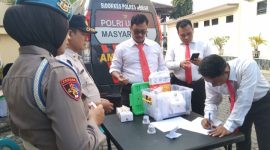 Sipropam Polres Demak menggelar pemeriksaan urin bagi anggota di Polres Demak, Senin (21/4/2024).