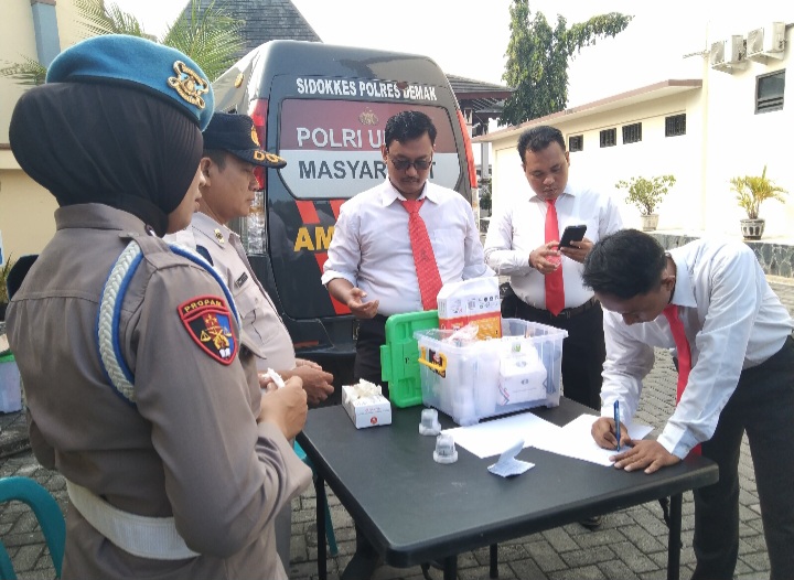 Sipropam Polres Demak menggelar pemeriksaan urin bagi anggota di Polres Demak, Senin (21/4/2024).