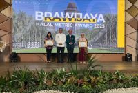Direktur Polines Dr. Eni Dwi Wardihani, S.T., M.T. (kanan) menerima penghargaan UB Halal Metric Awards 2025 yang diselenggarakan oleh Universitas Brawijaya (UB), Senin (21/4/2025.