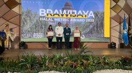 Direktur Polines Dr. Eni Dwi Wardihani, S.T., M.T. (kanan) menerima penghargaan UB Halal Metric Awards 2025 yang diselenggarakan oleh Universitas Brawijaya (UB), Senin (21/4/2025.