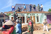 Anggota Koramil 20/Tambakromo melaksanakan kegiatan karya bhakti di Desa Tambah Agung dan Desa Kedalingan, Kecamatan Tambakromo, Kabupaten Pati, Kamis (24/4/2025).