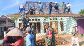 Anggota Koramil 20/Tambakromo melaksanakan kegiatan karya bhakti di Desa Tambah Agung dan Desa Kedalingan, Kecamatan Tambakromo, Kabupaten Pati, Kamis (24/4/2025).