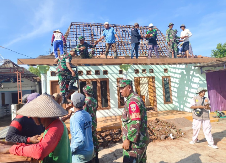 Anggota Koramil 20/Tambakromo melaksanakan kegiatan karya bhakti di Desa Tambah Agung dan Desa Kedalingan, Kecamatan Tambakromo, Kabupaten Pati, Kamis (24/4/2025).