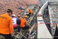 Tim SAR Gabungan sedang mengevakuasi para santri Pondok Pesantren Modern Darussalam Gontor di desa Mangunsari Kecamatan Sawangan, Kabupaten Magelang, Jumat (25/4/25).