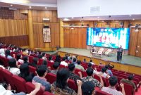 kepala BNNP Jateng, Agus Rohmat, memberikan kuliah umumnya di hadapan sekitar 200 mahasiswa di Auditorium FTI UKSW, dalam acara Seminar Kebangsaan dan Bela Negara, Sabtu (26/4/2025).
