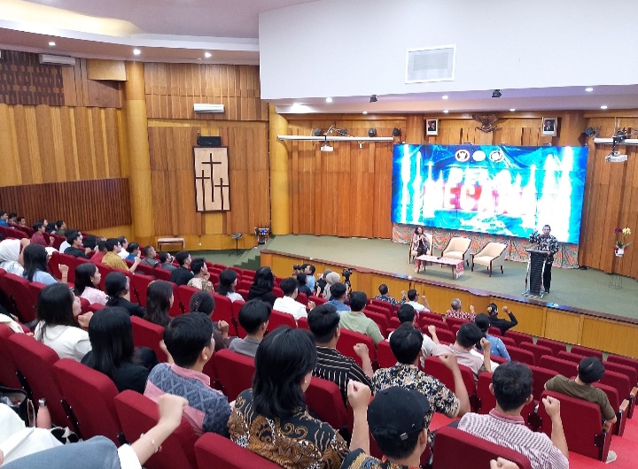 kepala BNNP Jateng, Agus Rohmat, memberikan kuliah umumnya di hadapan sekitar 200 mahasiswa di Auditorium FTI UKSW, dalam acara Seminar Kebangsaan dan Bela Negara, Sabtu (26/4/2025).
