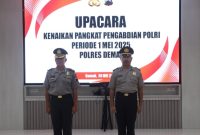 Kompol Ahmad Abdullah, Kasubbagstrajemen RB Polres Demak dan IPDA Kastomo, anggota Polsek Wedung Polres Demak mendapat kenaikan pangkat Pengabdian, Senin (28/4/2025).