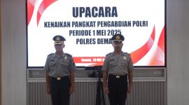 Kompol Ahmad Abdullah, Kasubbagstrajemen RB Polres Demak dan IPDA Kastomo, anggota Polsek Wedung Polres Demak mendapat kenaikan pangkat Pengabdian, Senin (28/4/2025).