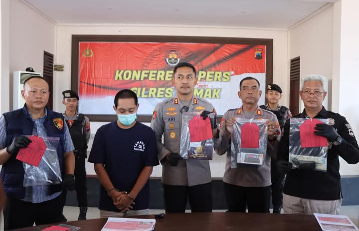 Kapolres Demak, AKBP Ari Cahya Nugraha (tengah) saat gelar perkara di Mapolres Demak, Selasa, (29/4/2025).