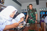 Pangdam IV/Diponegoro, Mayjen TNI Deddy Suryadi, meninjau langsung pelaksanaan Program Makan Bergizi Gratis (MBG), di SMAN 1 Wonosari, Gunung Kidul, Senin (28/4/2025).
