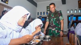 Pangdam IV/Diponegoro, Mayjen TNI Deddy Suryadi, meninjau langsung pelaksanaan Program Makan Bergizi Gratis (MBG), di SMAN 1 Wonosari, Gunung Kidul, Senin (28/4/2025).