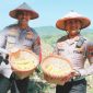 Kapolres Demak, AKBP Ari Cahya Nugraha (kiri) memimpin panen jagung di kawasan hutan petak, Desa Wonosekar, Kecamatan Karangawen, Kabupaten Demak, Rabu (30/4/2025).