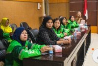 Para anggota Komunitas Tunarungu Ojek Online Semarang (KOTUROS) antusias mengikuti edukasi mengenai keselamatan dan pertolongan, Rabu (30/4).